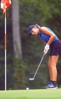 Lauren Slatton putts.jpg