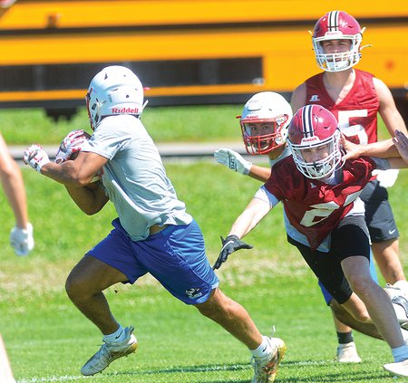 Football - Braylon runs away for TD.jpg