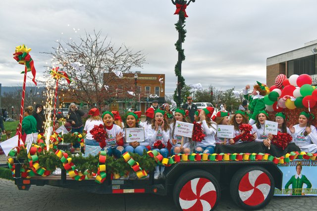 McMinnville gets in Christmas spirit with movie theme - Southern Standard